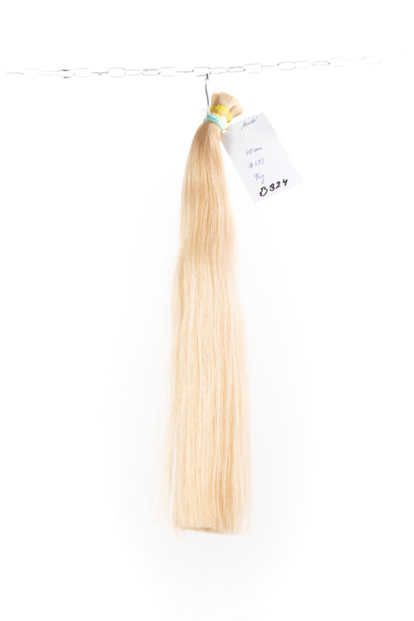 Světlé blond ostíny barvené na prodlužování vlasů.