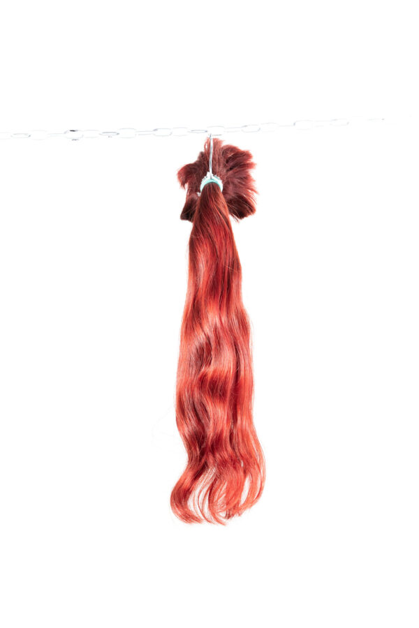 Vlnité vlasy na prodloužení červený odstín.