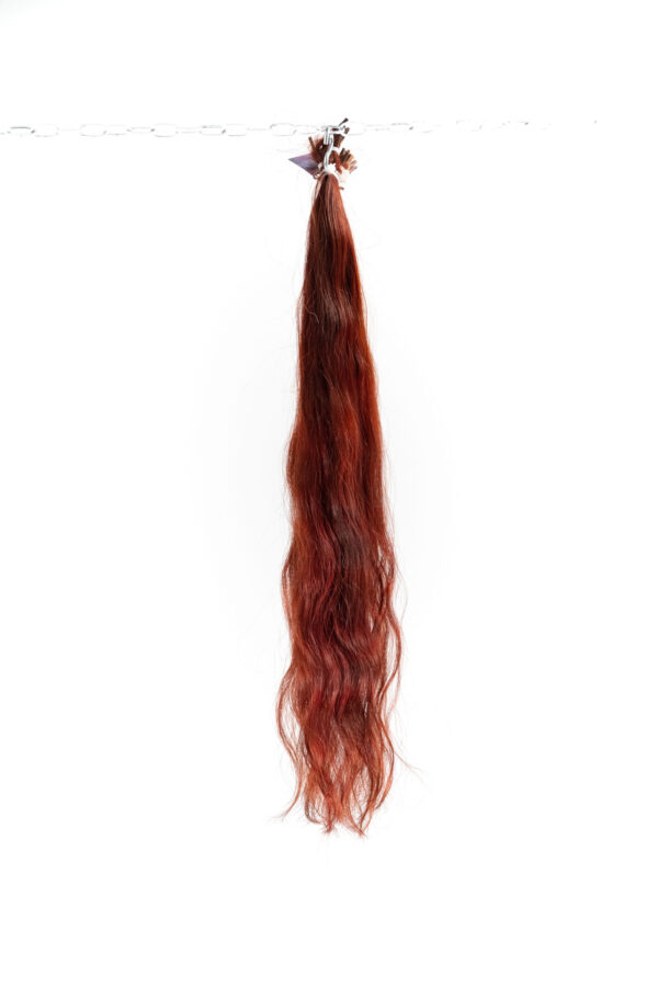 Červené vlnité vlasy